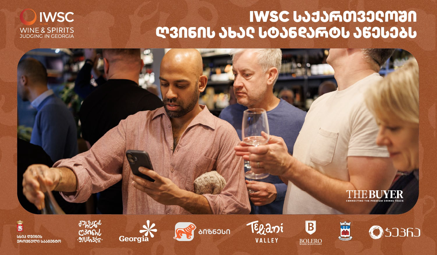 IWSC საქართველოს ღვინისა და სპირტიანი სასმელების კონკურსის წლევანდელმა შედეგებმა ნათლად აჩვენა, ბოლო წლებში რამდენად სწრაფად და შორს წავიდა ქვეყანა, როგორც ღვინის ხარისხის ამაღლების, ისე მეღვინეობის მრავალფეროვნებითა და მასშტაბით. სანი ჰოჯი იმ გავლენიან ბრიტანელ ღვინის სპეციალისტთაგან ერთ-ერთია, ვინც ადგილობრივ ექსპერტებთან ერთად, კონკურსში მონაწილე ღვინოები შეაფასა. წარმოგიდგენთ მის სტატიას ღვინის გავლენიან ბრიტანულ  მედია გამოცემაში The Buyer. საქართველო წარმოადგენს სამყაროთა გადაკვეთას – ის ევროპასა და აზიას შორის მდებარეობს, ხოლო მისი სამზარეულოსა და ღვინის კულტურა ძველი და ახალი სამყაროს ტრადიციათა საუკეთესო ელემენტებს აერთიანებს. ღვინის სამშობლოდ მიჩნეულ ქვეყანაში აღმოჩენილი თიხის ჭურჭელი და ყურძნის წიპწები ღვინის წარმოების პირველ ცნობილ არქეოლოგიურ მტკიცებულებებს წარმოადგენს. გასაკვირია, რომ მკაფიო ტრადიციების, წარმოშობის ისტორიისა და მეზობელი რუსეთისგან მკვეთრად დაშორების მიუხედავად, ქართული ღვინოები თანამედროვე ღვინის მენიუებში უფრო მნიშვნელოვან ადგილს არ იკავებს. 2025 წელს საქართველოში IWSC-ის მეოთხე კონკურსი გაიმართა, რომელსაც  IWSC-ის კომიტეტის წევრი, ღვინის მაგისტრი სარა ებოტი ხელმძღვანელობდა, ადამიანი, რომელიც ქართული ღვინის გულშემატკივარია და ქართული ღვინის მწარმოებლებისა და ბრიტანეთის სავაჭრო სექტორის ერთმანეთთან დაკავშირებაზე გულმოდგინედ ზრუნავს. მისი პრაქტიკული ცოდნა ქართული ღვინის შესახებ შეუდარებელია, რასაც საქართველოში დიდი პატივისცემით აფასებენ.  ებოტი დეგუსტაციამდე რამდენიმე დღით ადრე აღნიშნავდა, რომ საქართველოში 525-ზე მეტი ადგილობრივი ყურძნის ჯიშია, რის გამოც ქვეყანას ღვინის აკვნად მოიხსენიებენ; ვაზის ამ ენდემური ჯიშებიდან მრავალი შეიცავს „ველური“ წინაპრის, Vitis vinifera-ს დნმ-ის დიდ ოდენობას. ქართული ღვინის უმეტესი ნაწილი წარმოებულია საქართველოს აღმოსავლეთ ნაწილში, კახეთის რეგიონში, რომელიც ქვეყნის ვენახების დაახლოებით 70%-ს მოიცავს და ცნობილია ისეთი ჯიშების ბრწყინვალე ნიმუშებით, როგორიც საფერავი და რქაწითელია. საქართველოში ფართოდ გავრცელებული ეს ორი ჯიში ევროპაში უძველესი მეღვინეობის ტექნოლოგიის, ქვევრის გამოყენების ტრადიციასთან ერთად, ქართული ღვინის სინონიმად იქცა. ძველი სამყაროს მრავალი საოცრების მსგავსად, ქვევრის ნიმუშები სრულყოფილად ასრულებდნენ თავის ფუნქციას ბევრად ადრე, ვიდრე ჩვენ ამ ფუნქციის უკან მდგომი სამეცნიერო საფუძვლები გვექნებოდა გააზრებული. ამ თიხის ჭურჭლების ფორმა დუღილის პროცესში მწარე ყურძნის წიპწებს ძირში აქცევს, რის შედეგადაც ისინი აღარ უშლიან ხელს ფერმენტაციას. ამავდროულად, ისინი ეხმარებიან კონვექციური დინებების ჩამოყალიბებას, რაც აჩქარებს ყურძნის კანის მოცილებას დუღილის დროს. ქვევრის მიწისქვეშ შენახვა კი, უზრუნველყოფს დუღილის ტემპერატურის უკეთ რეგულირებას: ყველაფერი ეს ინჟინრულად იყო გადაწყვეტილი მანამ, ვიდრე დუღილში ცოცხალი საფუარის როლს სრულად გავიაზრებდით. წელს კონკურსი ბათუმში გაიმართა  – დასავლეთ საქართველოში, შავი ზღვის სანაპიროზე მდებარე ქალაქში. დასავლეთ საქართველოში ყოფნისას ჟიურის წევრებს შესაძლებლობა მიეცათ გაცნობოდნენ ქვევრის ღვინოების უფრო მსუბუქ და ცინცხალ –  იმერულ სტილს. აქ, ქარვისფერი და წითელი ღვინოების შემთხვევაში, გავრცელებული პრაქტიკაა კანის გარკვეული ნაწილის დუღილამდე ჩამოცილება; ხშირად გამოიყენება მხოლოდ კანის დაახლოებით 30%, რაც უფრო რბილი და ნაკლებტანინიანი ღვინის შექმნას განაპირობებს. IWSC Georgia-ს საერთაშორისო ჟიურის ვარსკვლავურ შემადგენლობაში შედიოდნენ: •	რებეკა პალმერი – ასოცირებული დირექტორი, Corney & Barrow; •	ვილ ჰილი – მმართველი დირექტორი, Novel Wines; •	ადამ მიხოცკი – დამფუძნებელი, Central Wines; •	ჯოანა ნერანცი – 2025 წლის გაერთიანებული სამეფოს „წლის სომელიეს“ კონკურსის მეორე პრიზიორი; •	სალვატორე კასტანო – ღვინის ბაიერი, Friarwood Wines; •	დეივიდ კერმოდი – ჟურნალისტი და ღვინის მწერალი; ამ გამოცდილი საერთაშორისო ექსპერტების გვერდით, ჟიურის შემადგენლობაში წარმოდგენილი იყვნენ ადგილობრივი ავტორიტეტული პროფესიონალები: ლევან მეხუზლა – საქართველოს ეროვნული ღვინის სააგენტოს თავმჯდომარე; მარიამ ხომასურიძე – მევენახეობისა და ენოლოგიის პროფესორი; ჯაბა ძიმისტარიშვილი – საქართველოს საუკეთესო სომელიე – 2021; მაია კაციტაძე – „სარაჯიშვილის“ ტექნოლოგიური დეპარტამენტის ხელმძღვანელი; და დარია ხოლოდილინა – თანაავტორი წიგნისა „საქართველო – ღვინის აკვნის გზამკვლევი“ დაჯილდოების მიმოხილვა ორი დღის განმავლობაში ჩატარებულმა დეგუსტაციამ შთამბეჭდავი შედეგები გამოიღო. ღვინის კატეგორიაში: გაიცა 30 ოქროს, 119 ვერცხლისა და 113 ბრინჯაოს მედალი ხოლო ქართულმა სპირტიანმა სასმელებმა დამატებით მოიპოვეს 4 ოქროს, 6 ვერცხლისა და 12 ბრინჯაოს მედალი. თეთრმა და წითელმა ღვინოებმა ოქროს მედლების უმრავლესობა თანაბრად გაიყვეს, მაშინ როდესაც ქარვისფერმა და როზემ ოქროს მედლების ოდნავ ნაკლები, დაახლოებით 20% მოიპოვეს. წელს მხოლოდ ორმა მწარმოებელმა მოიპოვა სამი ან მეტი ოქროს მედალი; მათ შორის გამორჩეულები იყვნენ „გიუაანი“ (სულ შვიდი მედალი) და „წინანდლის ძველი მარანი“ (სულ 18 მედალი). წელს ოქროს მედლების მფლობელები ყურძნის ჯიშების მრავალფეროვნებით განსაკუთრებულად გამოირჩეოდნენ. წარმოდგენილი იყო ქვევრში დაყენებული რქაწითელი და საფერავი; მათთან ერთად სიაში შევიდა ქისი – როგორც თეთრი, ისე ქვევრის ქარვისფერი და მწვანე. აშკარად გამოიკვეთა ნაკლებად ცნობილი ყურძნის ჯიშებით შექმნილი ღვინოების მზარდი ხარისხი. ეს ტენდენცია კარგად აისახა ვერცხლისა და ოქროს მედლების მფლობელებზეც. გამორჩეულ მედალოსნებს შორის იყვნენ „თელიანი ველი“, რომელმაც 11 მედალი მოიპოვა; სომხეთის მწარმოებელი „Noah of Areni“, რომელსაც წელს ხუთი მედალი, მათ შორის, ერთი ოქრო ერგო; „მეღვინეობა შუმი“, რომელმაც 13 მედალი დაიმსახურა; და „ნაბერაული“, რომლის ცოლიკოურმაც ზედიზედ ორი წლის განმავლობაში მიიღო ოქროს მედალი. ავტორი სანი ჰოჯი არის ღვინის მწერალი, ჟიური და ლონდონის ღვინის ბარების Diogenes the Dog და Aspen & Meursault დამფუძნებელი. მისი წიგნი ღვინის მეცნიერების შესახებ – “The Cynics Guide to Wine” – გამოქვეყნდა 2025 წლის აპრილში. სანი ჰოჯის ბიოგრაფიის ნახვა შესაძლებელია აქ: Sunny Hodge Judge | International Wine & Spirit Competition. 2026 წლის საქართველოს დეგუსტაციის სრული შედეგები, რომელიც გურჯაანის ღვინის ფესტივალისა და საქართველოს ეროვნული ღვინის სააგენტოსთან პარტნიორობით ჩატარდა, ხელმისაწვდომია აქ: IWSC Wine & Spirits Judging in Georgia: medal results and Producer Trophy revealed | IWSC. IWSC-ის გლობალური დეგუსტაციის კამპანიის შესახებ დამატებითი ინფორმაციის მიღება შესაძლებელია აქ: Global Judging | IWSC International Wine & Spirit Competition.